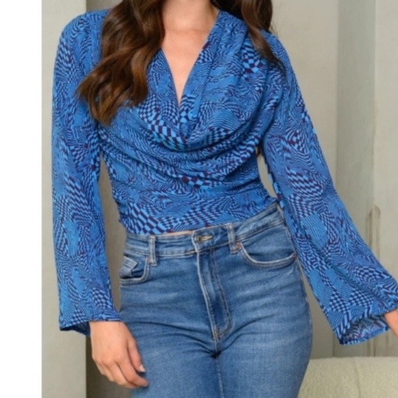 HYFVE- Cropped, Western, Chic Blouse in a Cool Blue abstract print - S, M, L - Picture 3 of 8